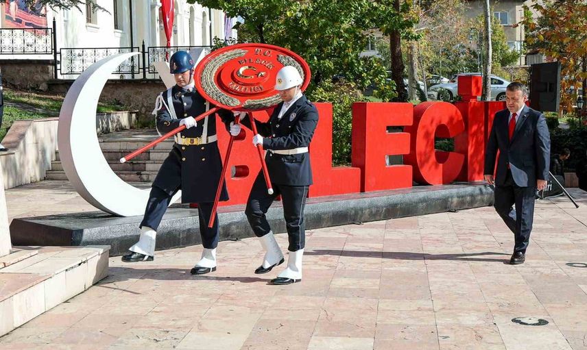 Bilecik’te 29 ekim coşkusu çelenk töreniyle açıldı