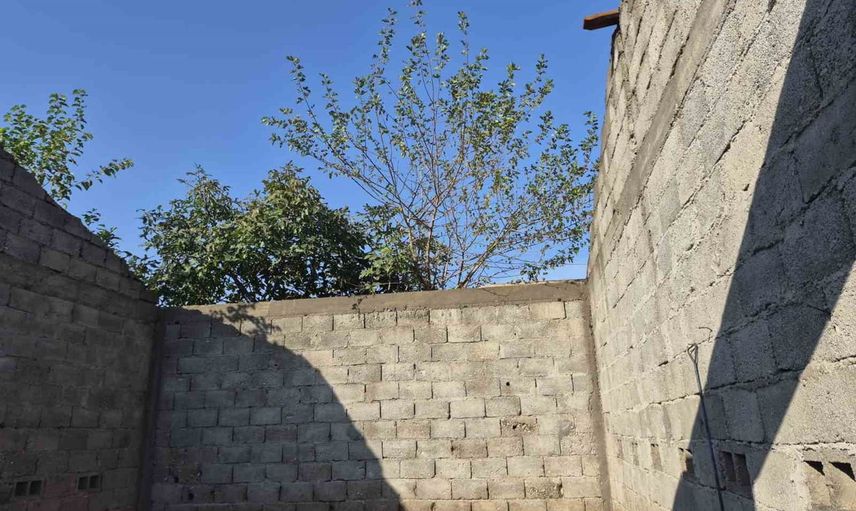 Kozan'da şiddetli rüzgâr ev ve ahır çatısını söktü