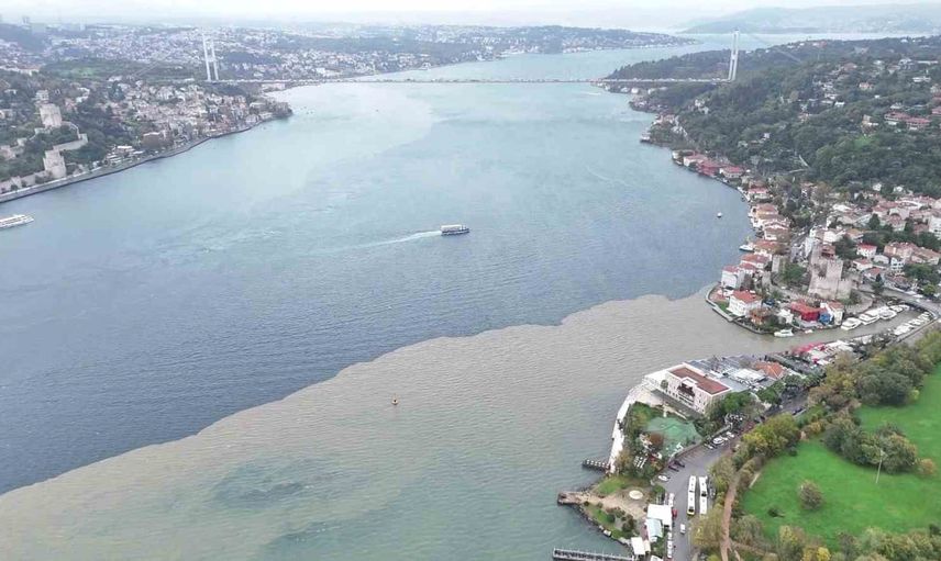 İstanbul boğazında çamur sınırı: deniz iki renge büründü