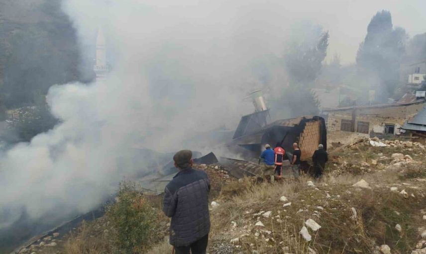 Heybetepe'de sabaha karşı çıkan yangın dört evin çatısına zarar verdi
