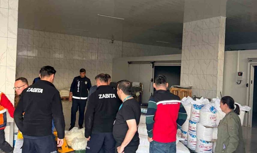 Akşehir'de ruhsatsız gıda üretimine baskın: 9 ton eritme peyniri ele geçirildi