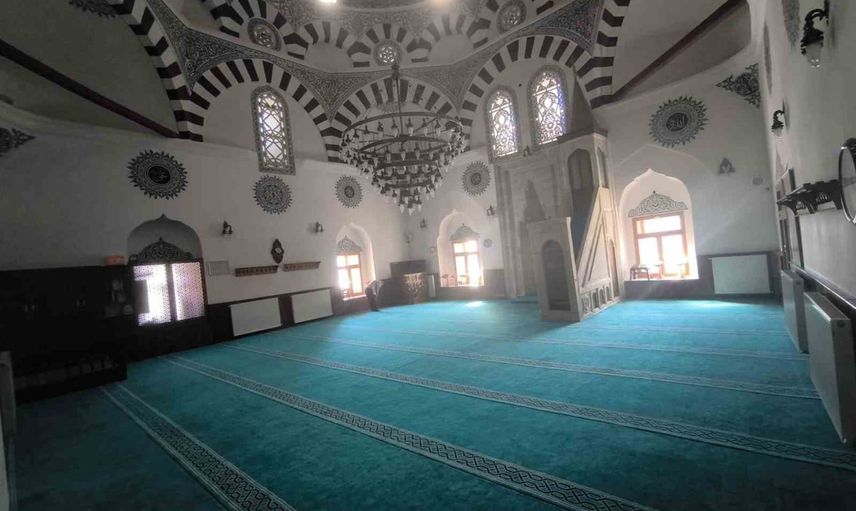 Hayır geleneği sürdü: Sivas Merkez Kale Cami'nin halıları yenilendi