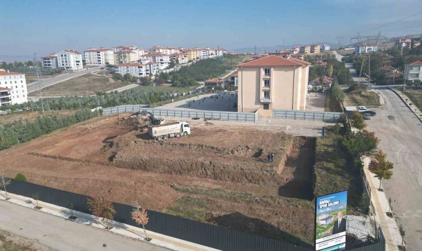 Öğrenciler için yeni kapalı spor salonları inşa ediliyor