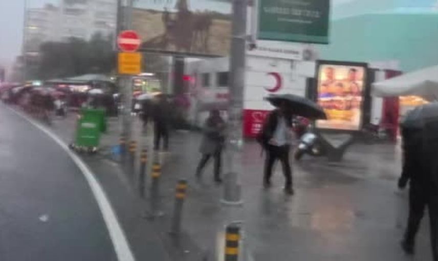 Yağmur İstanbul'da durakları kuyruklara çevirdi
