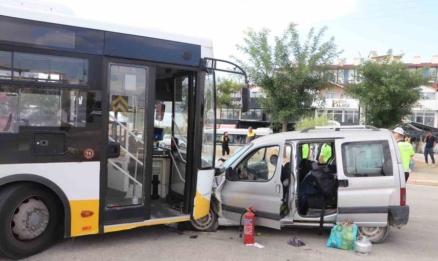 Kavşakta kafa kafaya çarpışma: hamidiye mahallesinde 2'si çocuk 5 yaralı