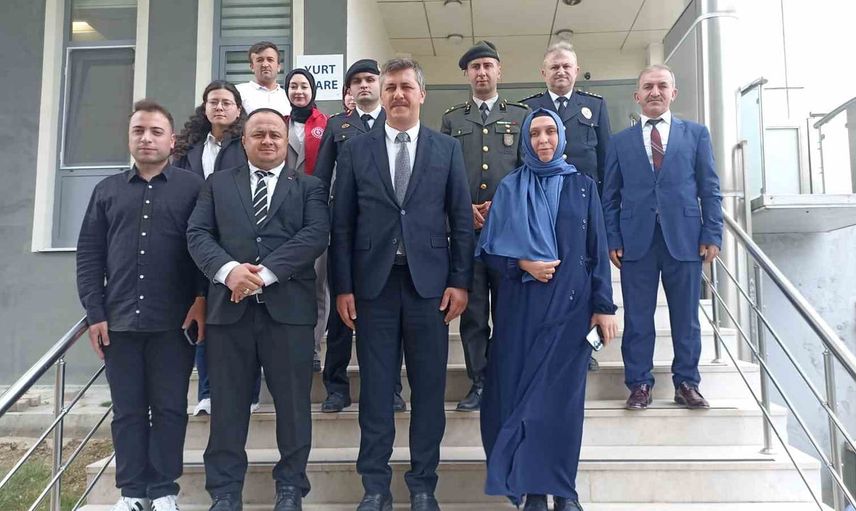 Havza'da yeni dönem: kaymakam Samet Serin öğrencilere kapıda 'hoş geldiniz' dedi