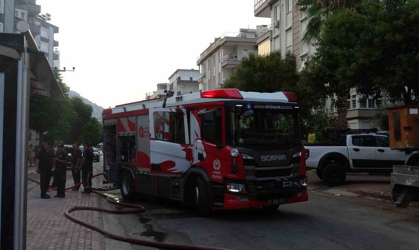 Antalya'da apartmanda çıkan yangın beş kişiyi dumandan etkiledi