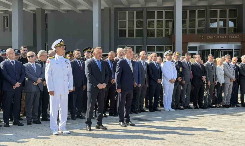 Zonguldak'ta denizden getirilen bayrakla Atatürk'ün gelişinin 95. yılı kutlandı