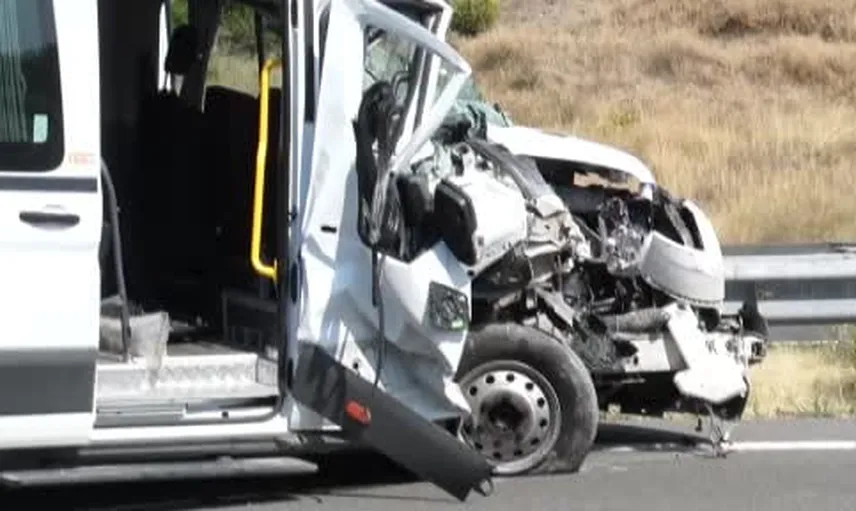Ankara çevreyolunda servis aracı tıra arkadan çarptı: biri ağır 7 yaralı