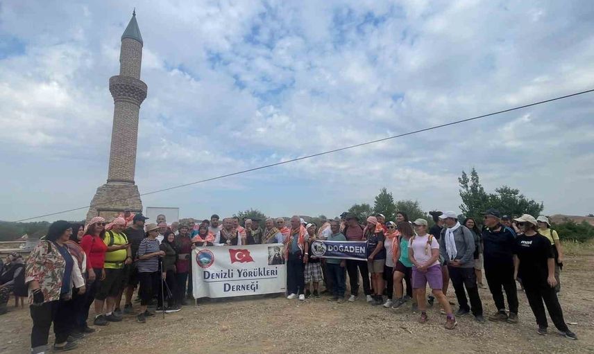 Çal’da kervan geleneği canlandı: deve ve atlı kervan 106 yıl sonra köprüden geçti