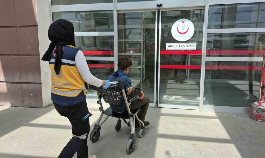 Külafhöyük'te römork kazası: tütün yükü altında 8 işçi yaralandı