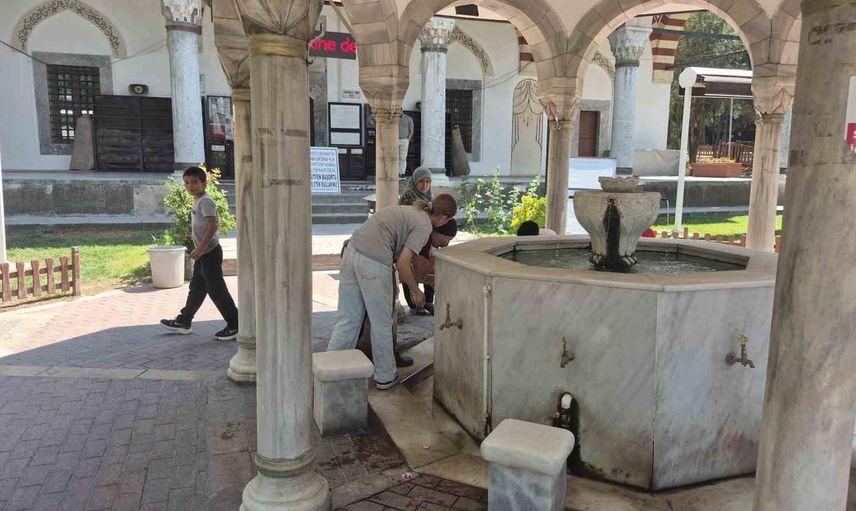 Tarihi Odunpazarı'nda çatıda alevler, duman halkı korunmaya zorladı
