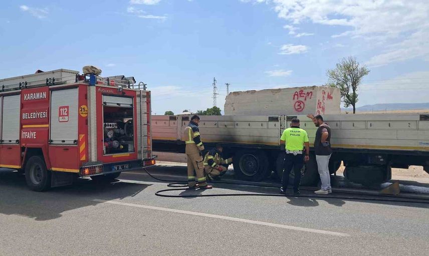 Karaman’da mermer yüklü tırın lastiği seyrederken alev aldı, itfaiye müdahale etti