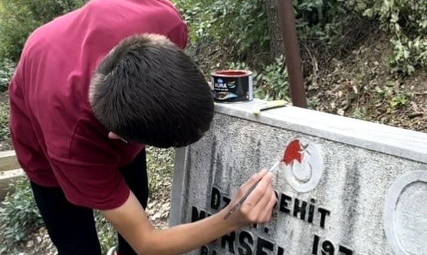 Feke'de gençlerden şehit mezarlarına vefa çalışması