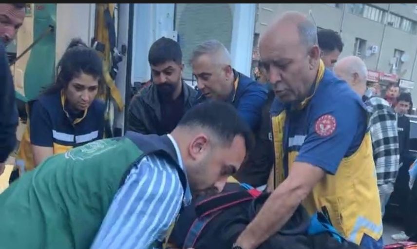 Fevzi Paşa Caddesi'nde kaza anı kamerada: motosiklet yayaya çarptı, iki ağır yaralı