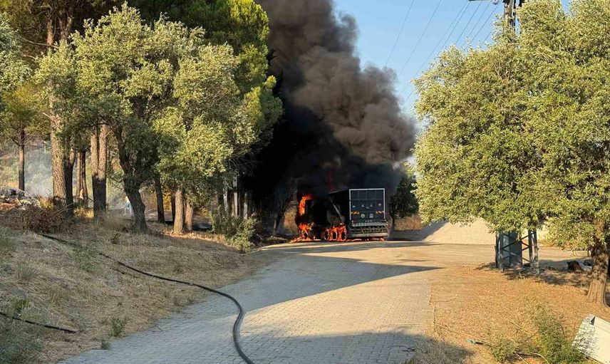 Dalaman'da belediyeye ait asfalt yama makinesi trafikte alev aldı