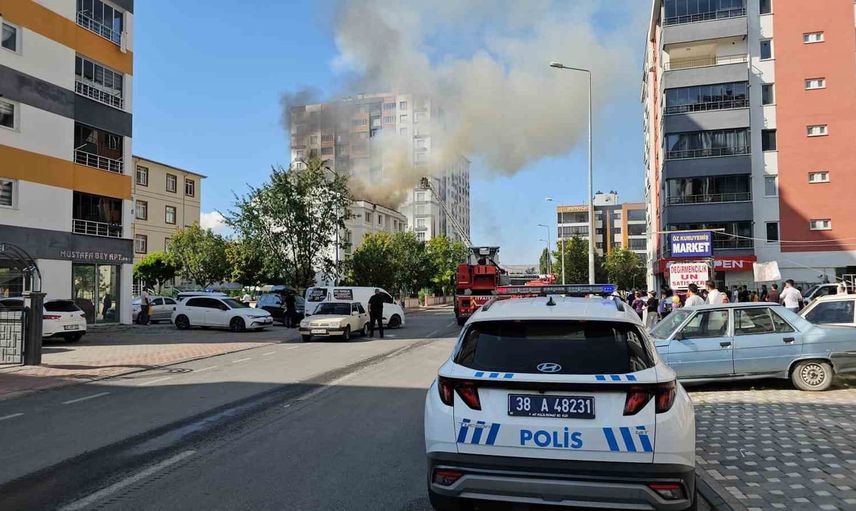 Kocasinan'da yurt çatısında çıkan yangın için itfaiye seferber oldu