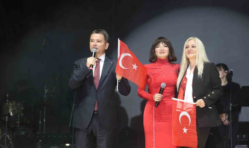 Yağmur altında cumhuriyet: Göksel Osmangazi meydanını coşkuyla doldurdu