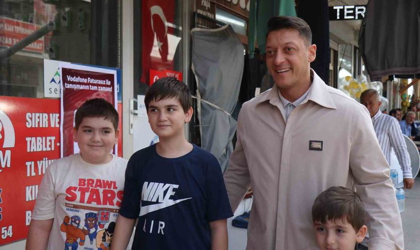 Mesut Özil'le Taraklı'da nostalji ve sokaklarda fotoğraf kuyruğu