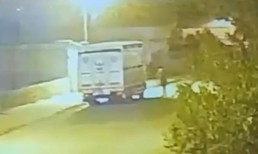 Karapınar'da ağaçların arasından yaklaşan şüpheli kamyoneti ateşe verdi