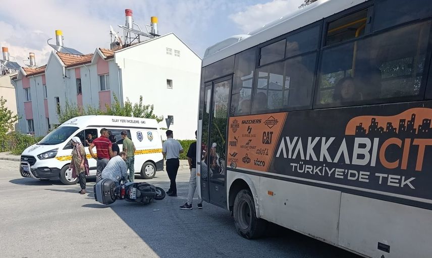 Erzincan'da şehir içi midibüsle motosiklet çarpıştı: Geçit Mahallesi'nde sürücü hastaneye kaldırıldı