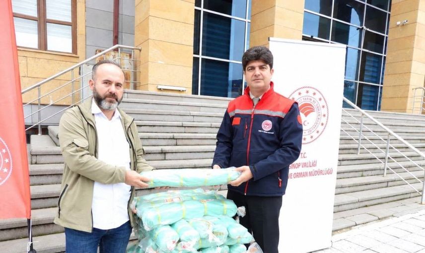 Durağan'da geleneksel balıkçılara ağ ve donam desteği