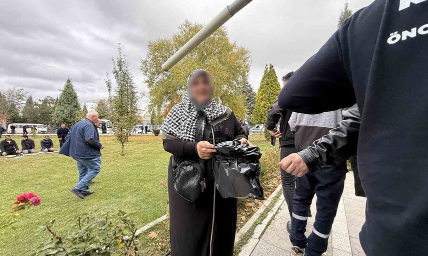 Cami önünde siyah poşetle bekleyen kadın namaz çıkışında para istedi