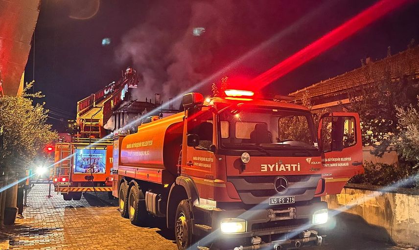 Kula'da kullanılmayan evin çatısında çıkan gece yangını panik yaşattı