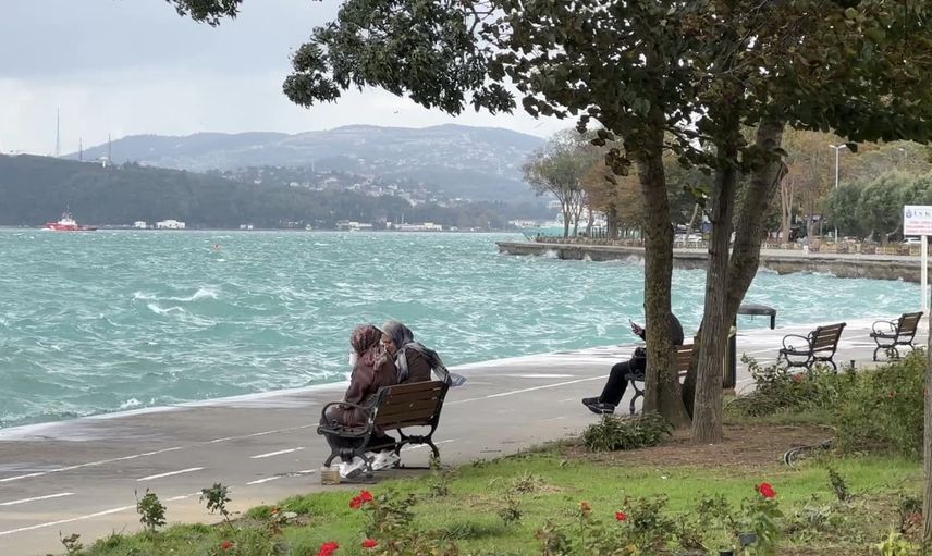 Sarıyer'de kuzey ve kuzeydoğu rüzgarları denizde dalga oluşturdu