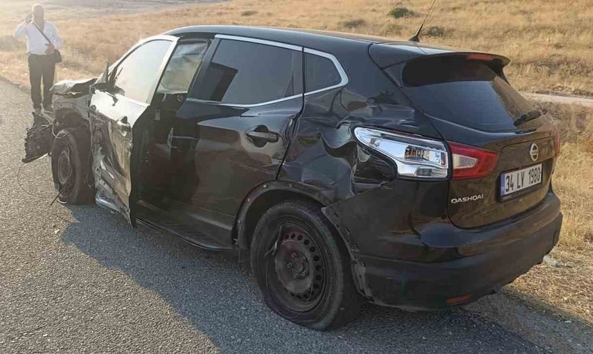 Hasankeyf'te karayolunda çarpışma: kamyon ve otomobilde 2 yaralı