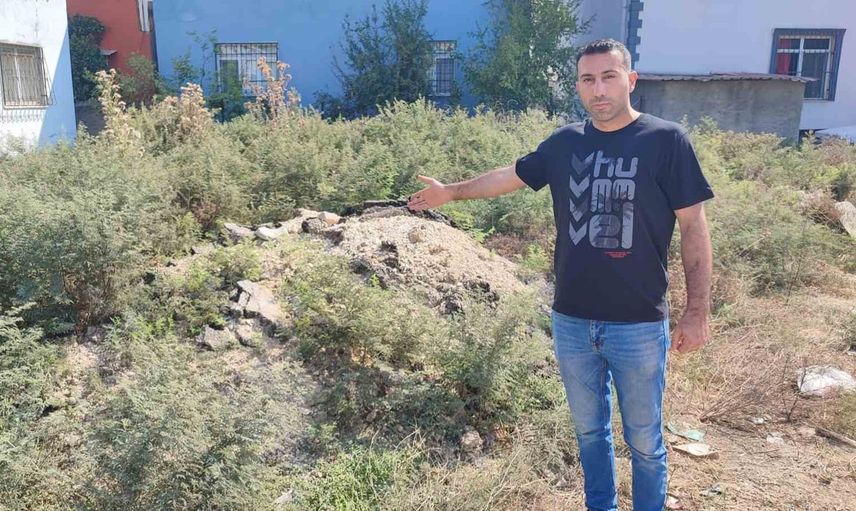 kentin göbeğinde biriken asfalt atıkları mahalleyi rahatsız etti