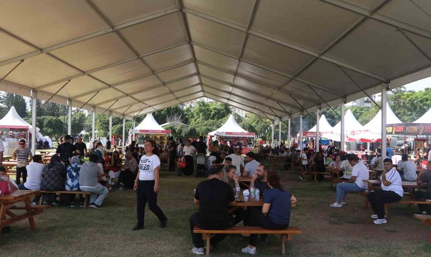 Adana'da onuncu yılını kutlayan lezzet buluşması Merkez Park'ta ikinci gününde