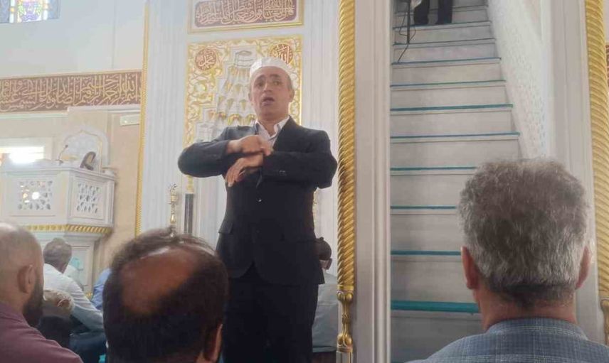 Hakkâri'de cuma hutbesi işaret diliyle anlatıldı, camide duygusal anlar yaşandı