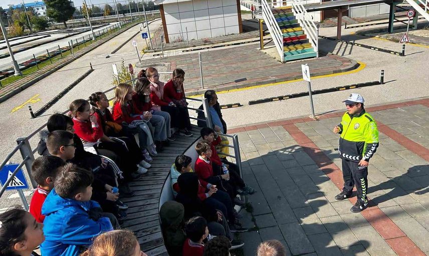 Miniklere trafik bilinci oyunla öğretildi