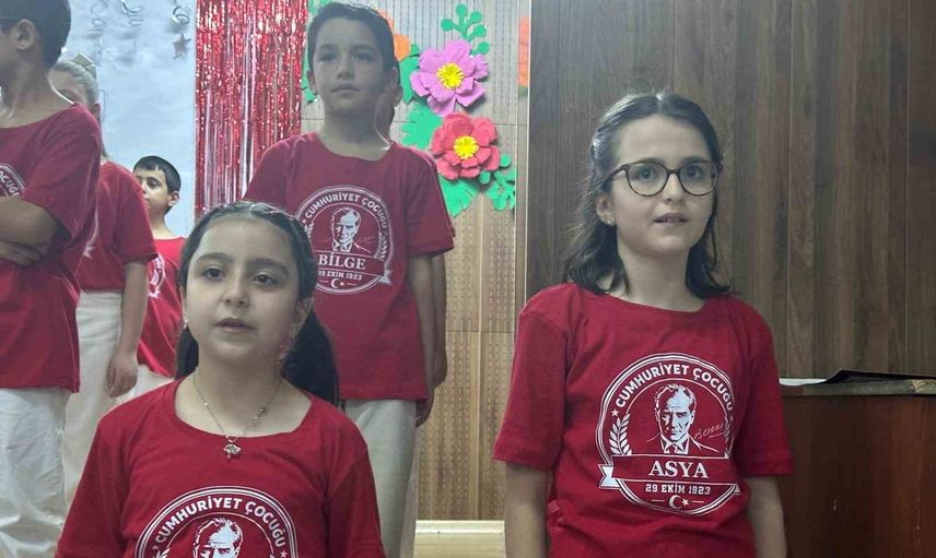 Minik yüreklerden cumhuriyet şarkısı: Kültür Kurumu İlkokulu'nda 29 ekim coşkusu