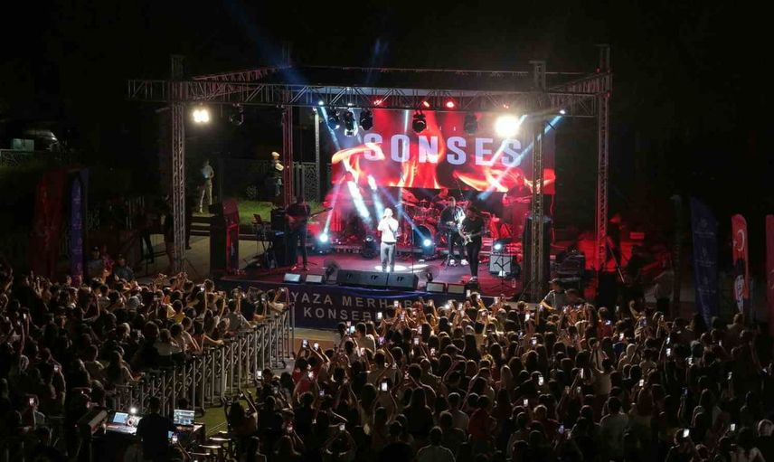 Bilal Sonses Mimar Sinan Parkı'nda aydınlılara müzik dolu akşam sundu