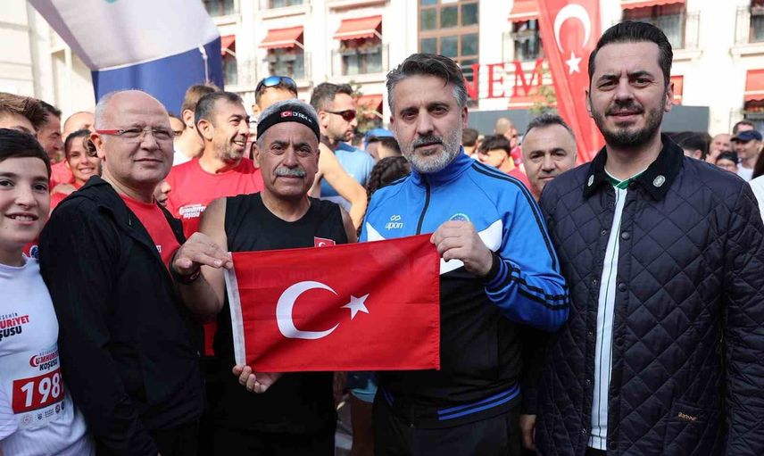 Bursa'da kırmızı-beyaz coşku: binlerce kişi cumhuriyet için koştu