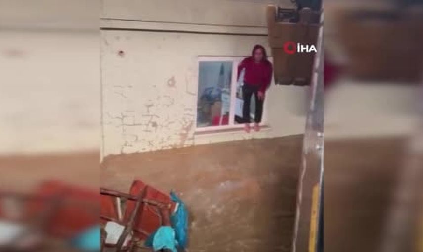 Arıtma tesisi bekçisi selde mahsur kaldı, kepçeyle kurtarıldı