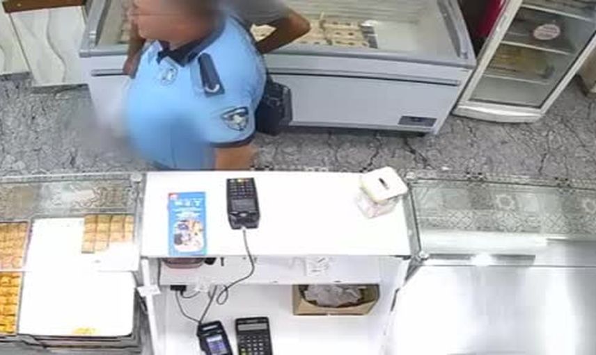 Baklavacıda tatlı isteyip sadaka kutusunu çalan şüpheli kamerada