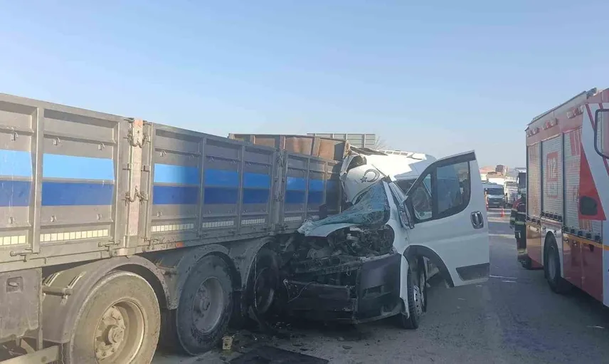 Emniyet şeridinde bekleyen tıra çarpan minibüsün sürücüsü yaralandı