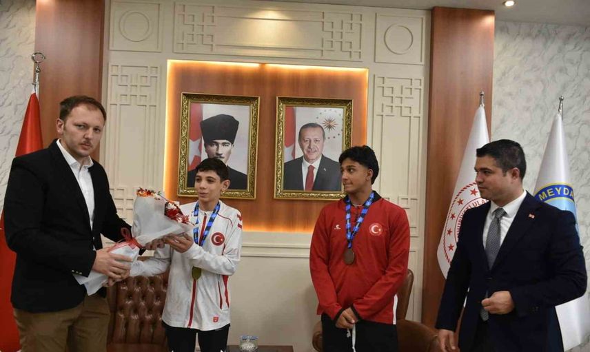 Erzurum'a balkan gururu: genç güreşçiler çiçeklerle karşılandı