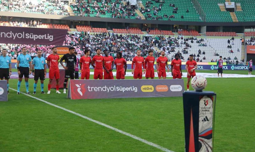 Konyaspor Awaziem'in golüyle ilk yarıyı 1-0 önde tamamladı