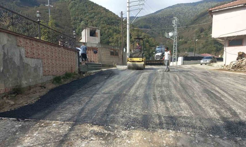 Hızardere köy yolunda yüzey yenileme çalışmaları devam ediyor