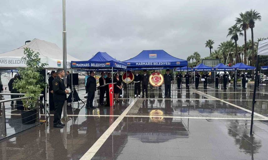 Marmaris'te yağmurun gölgesinde 29 Ekim töreni çadırlarda gerçekleştirildi