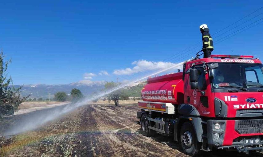 Bucak'ta Susuz köyü Kilez mevkiinde anız yangını 7 dönümlük araziyi küle çevirdi