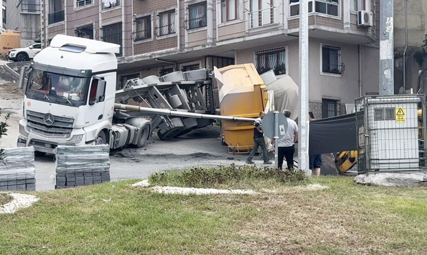 Çağlayan'da inşaat sırasında kamyon dorsesi devrildi