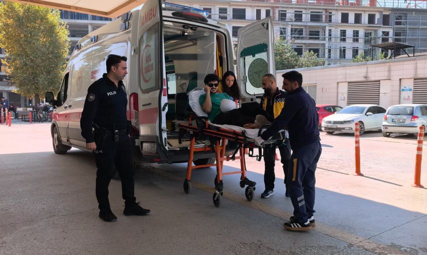 inegöl'de ışıklı kavşakta otomobil ile motosiklet çarpıştı, sürücü yaralandı