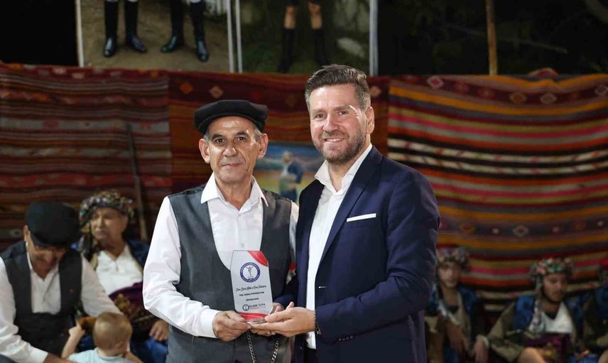 Üstatlarla genç efelerin zeybek ateşi Tavas'ta canlandı