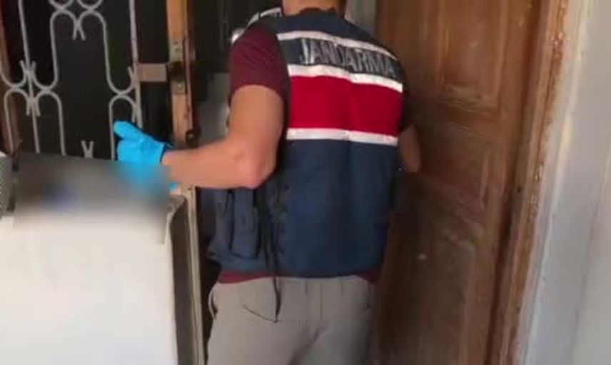 Adana'da jandarmadan eş zamanlı operasyon: 3 bin 735 hap ve kaleşnikof ele geçirildi
