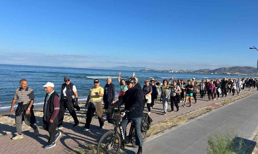 Kuşadası sahilleri güne yürüyüşle hareketlendi